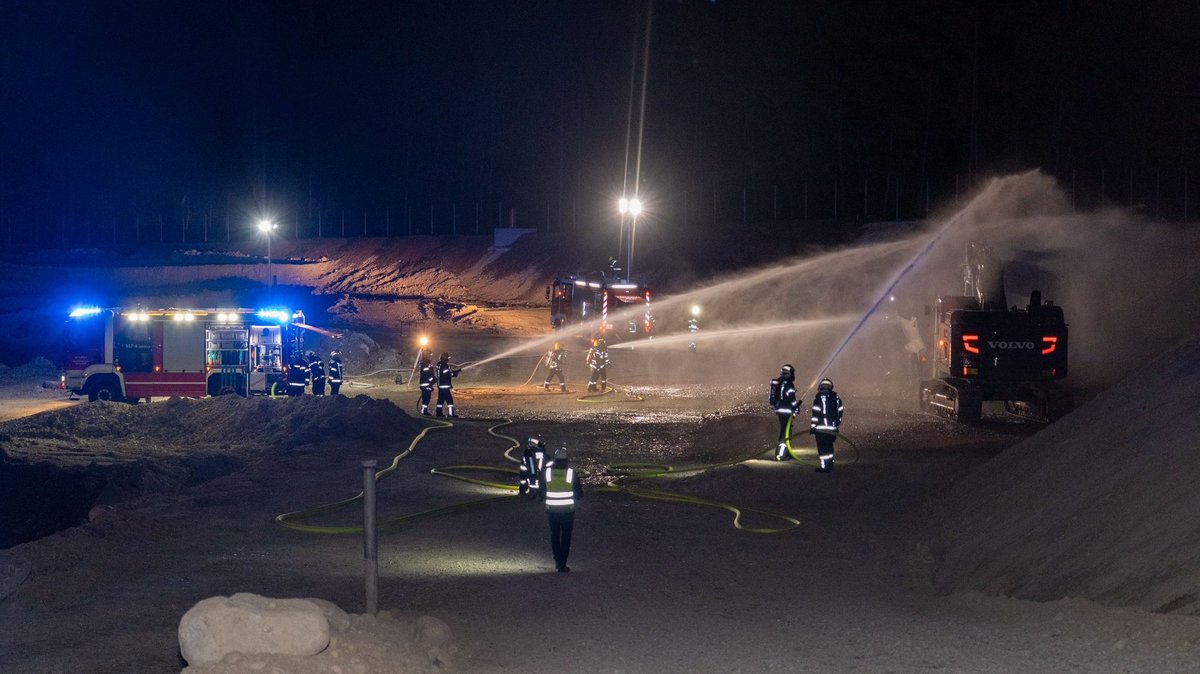Übung mit 3 Feuerwehren bei der Kraftwerk-Baustelle Traunfall - FF Roitham